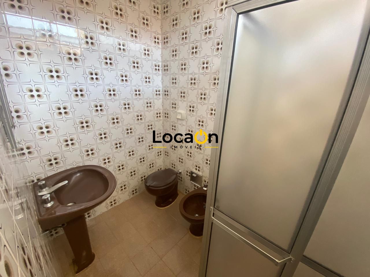 ALUGA- Casa 4 dormitórios sendo 2 suítes , 2 vagas ótima localização