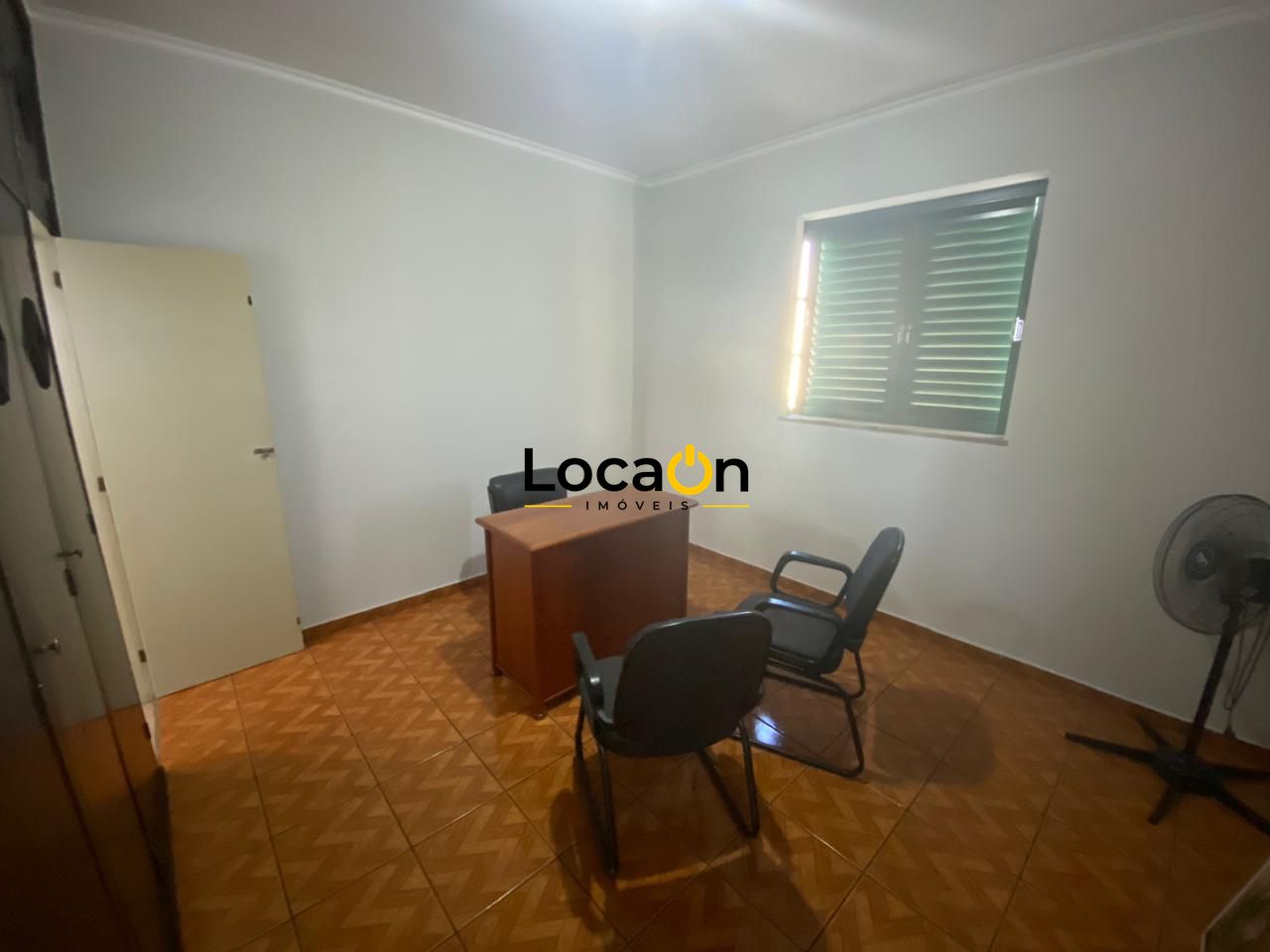 ALUGA- Casa 4 dormitórios sendo 2 suítes , 2 vagas ótima localização