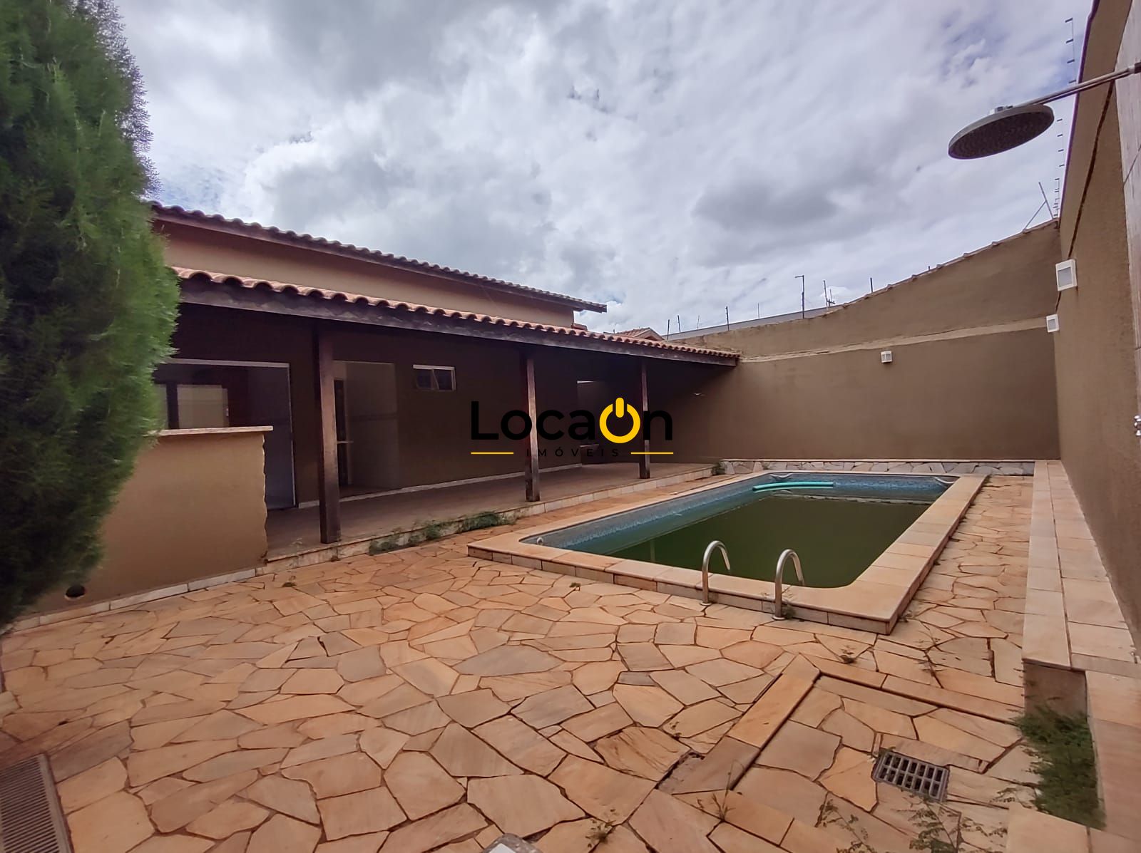 VENDE Casa 3 Dormitórios com Piscina em Ribeirão Preto