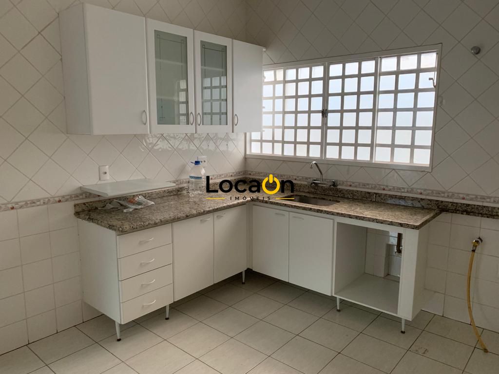 VENDE - Casa na Ribeirânia com 4 Dormitórios e Piscina