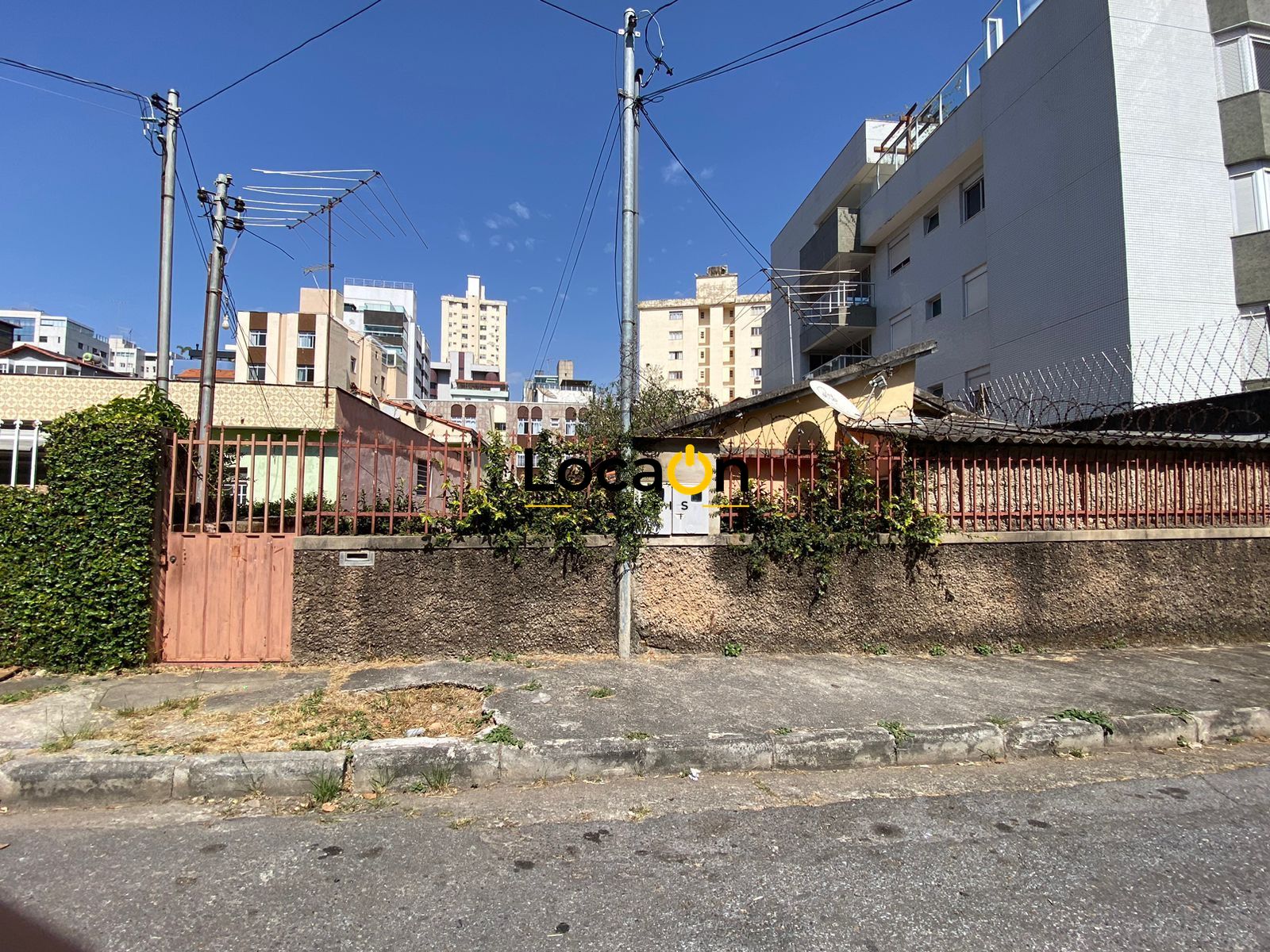 VENDE - Casa com 5 Quartos - Bairro Cidade Nova - Belo Horizonte