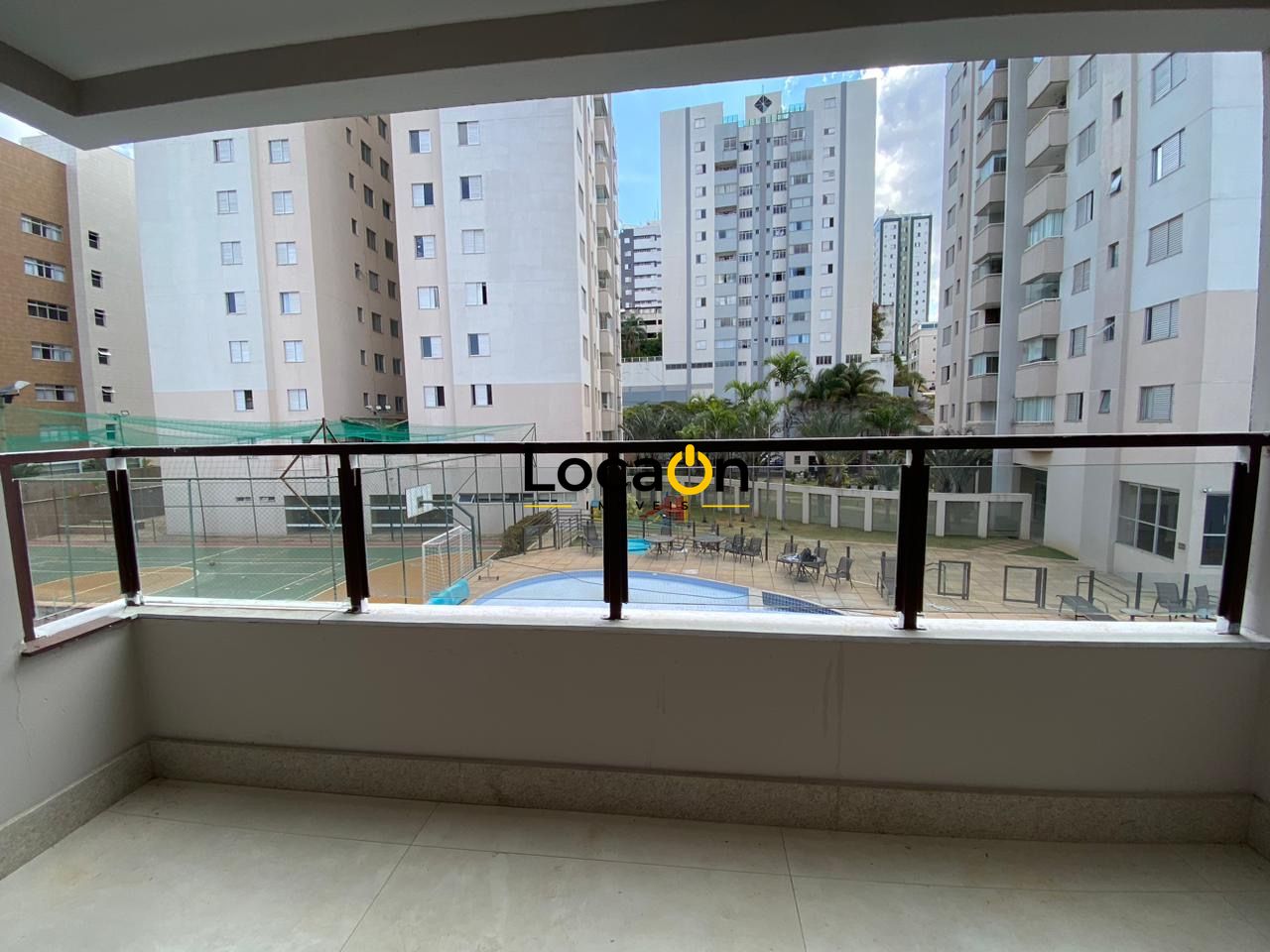 ALUGA-SE apartamento com 4 quartos no bairro Buritis em Belo Horizonte.