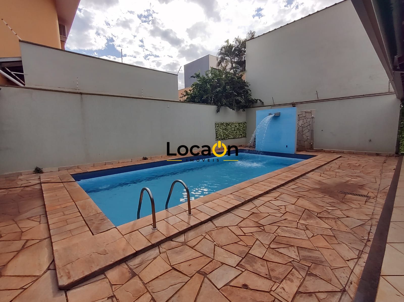 ALUGA - Casa Comercial ou Residencial Mobiliada na Ribeirânia com 8 salas e Rece