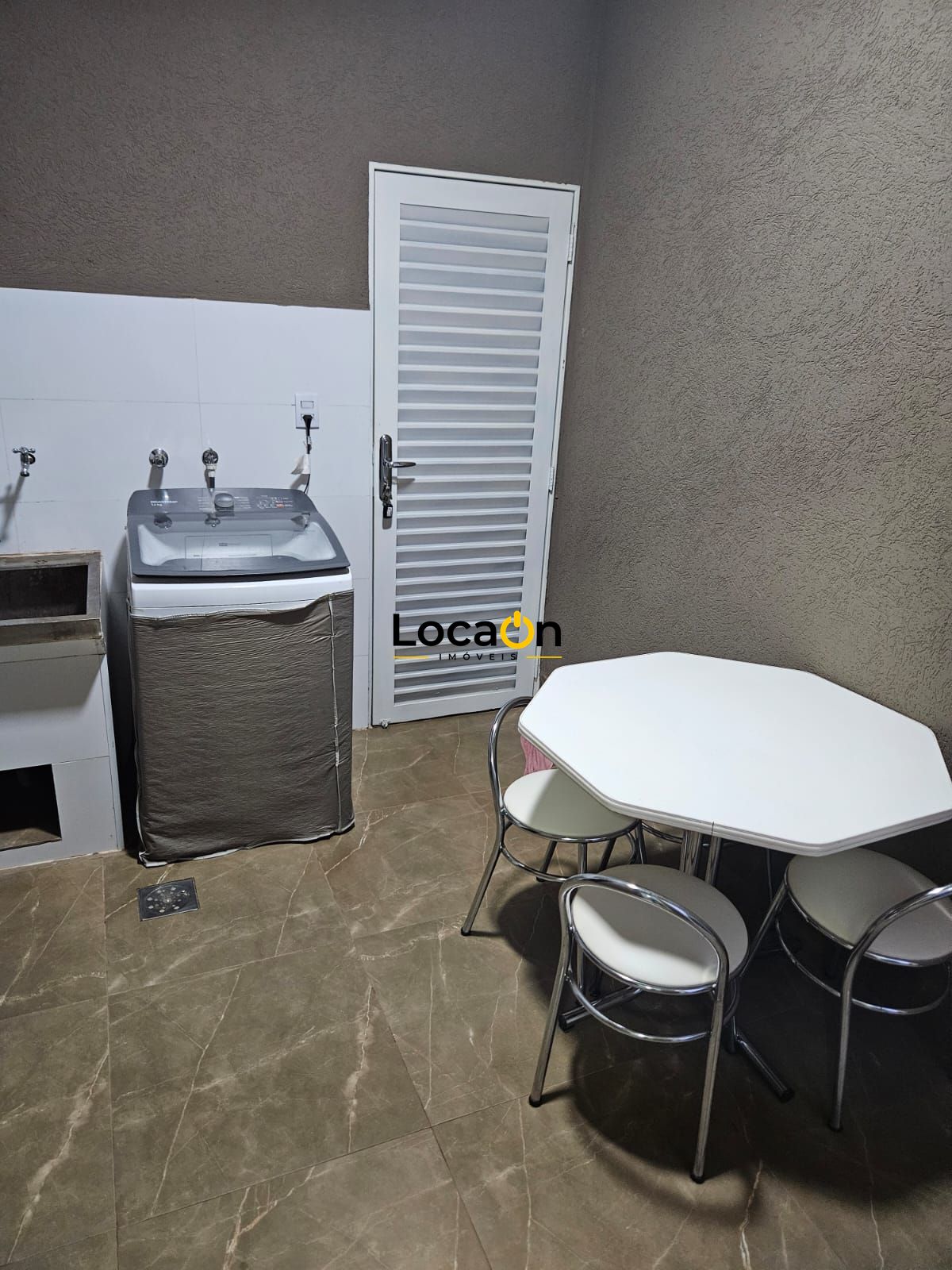 ALUGA- Casa 3 dormitórios, suíte, 2 banheiros, casa planejada em Ribeirão Preto