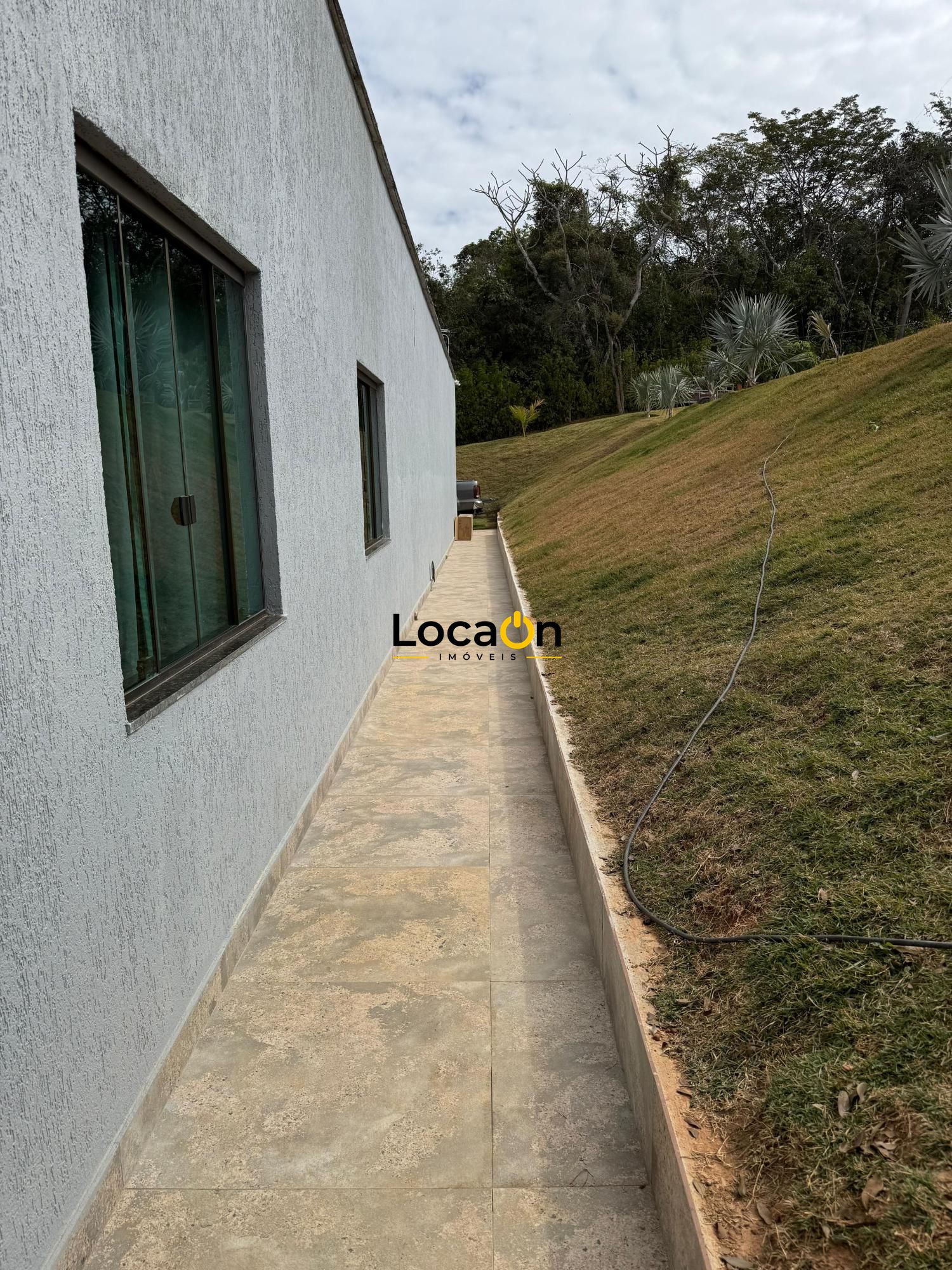 VENDE - Sitio em Esmeraldas-MG com Casa de luxo.