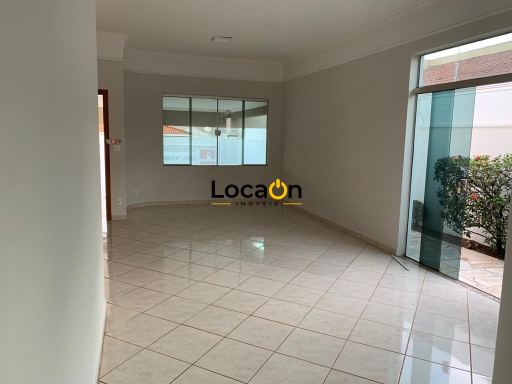 VENDE - Casa na Ribeirânia com 4 Dormitórios e Piscina