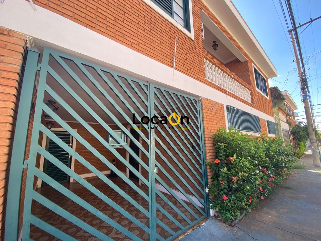 ALUGA- Casa 4 dormitórios sendo 2 suítes , 2 vagas ótima localização