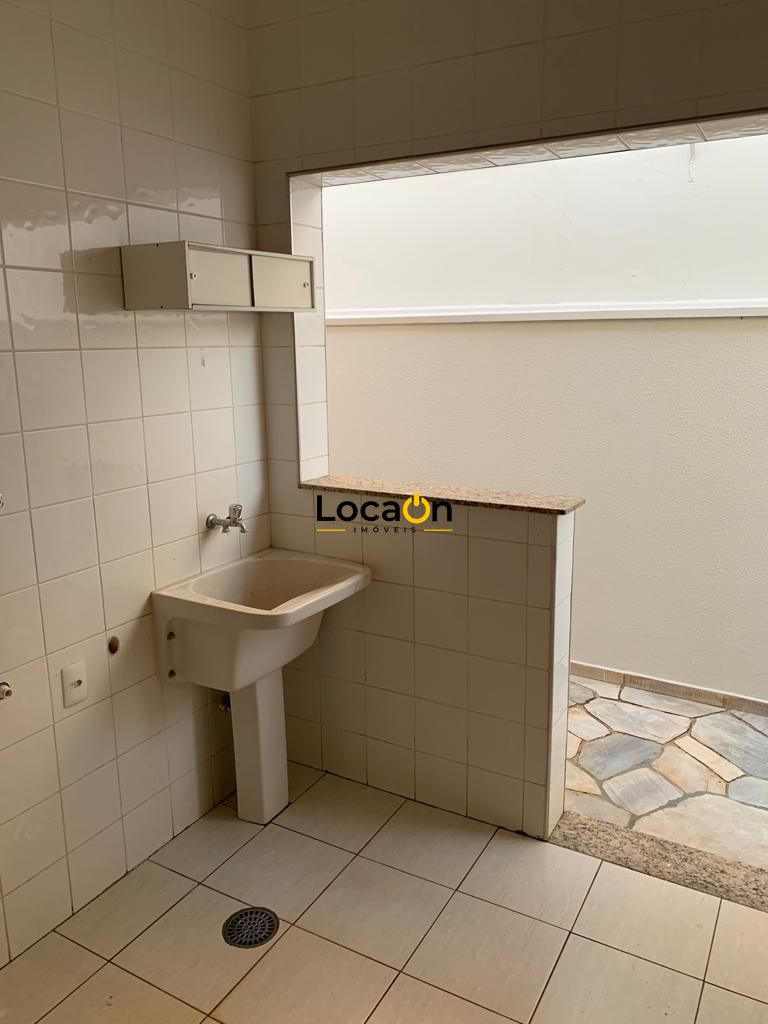 VENDE - Casa na Ribeirânia com 4 Dormitórios e Piscina