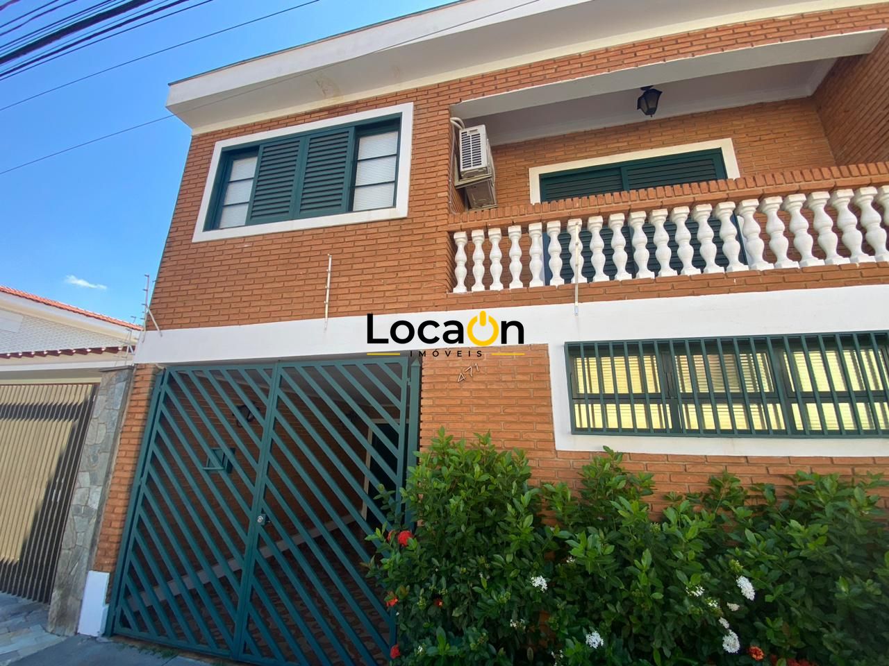 ALUGA- Casa 4 dormitórios sendo 2 suítes , 2 vagas ótima localização