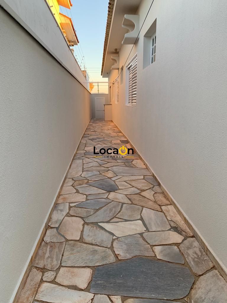 VENDE - Casa na Ribeirânia com 4 Dormitórios e Piscina