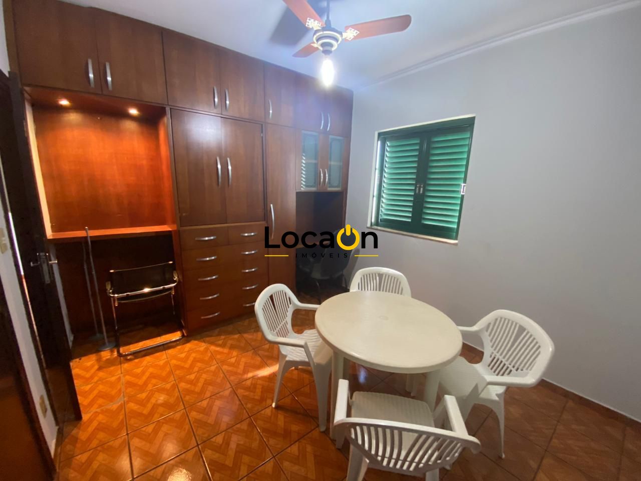 ALUGA- Casa 4 dormitórios sendo 2 suítes , 2 vagas ótima localização