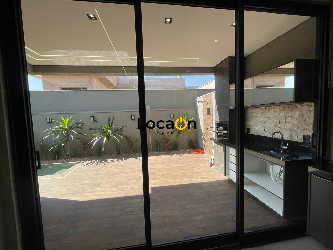 VENDE - Casa em condomínio - 3 suites com closet 4 garagens - Jardim Valência/RP