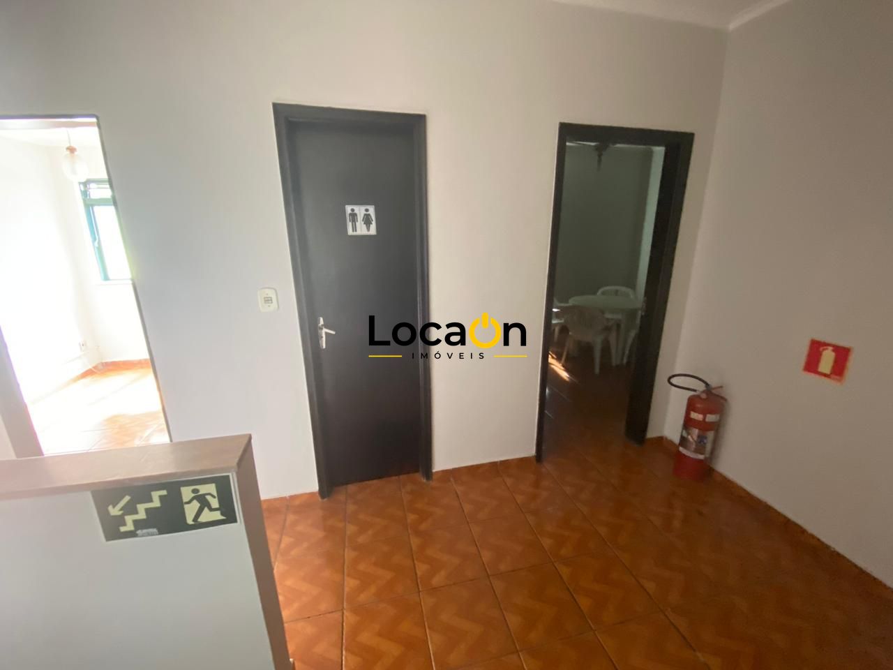 ALUGA- Casa 4 dormitórios sendo 2 suítes , 2 vagas ótima localização