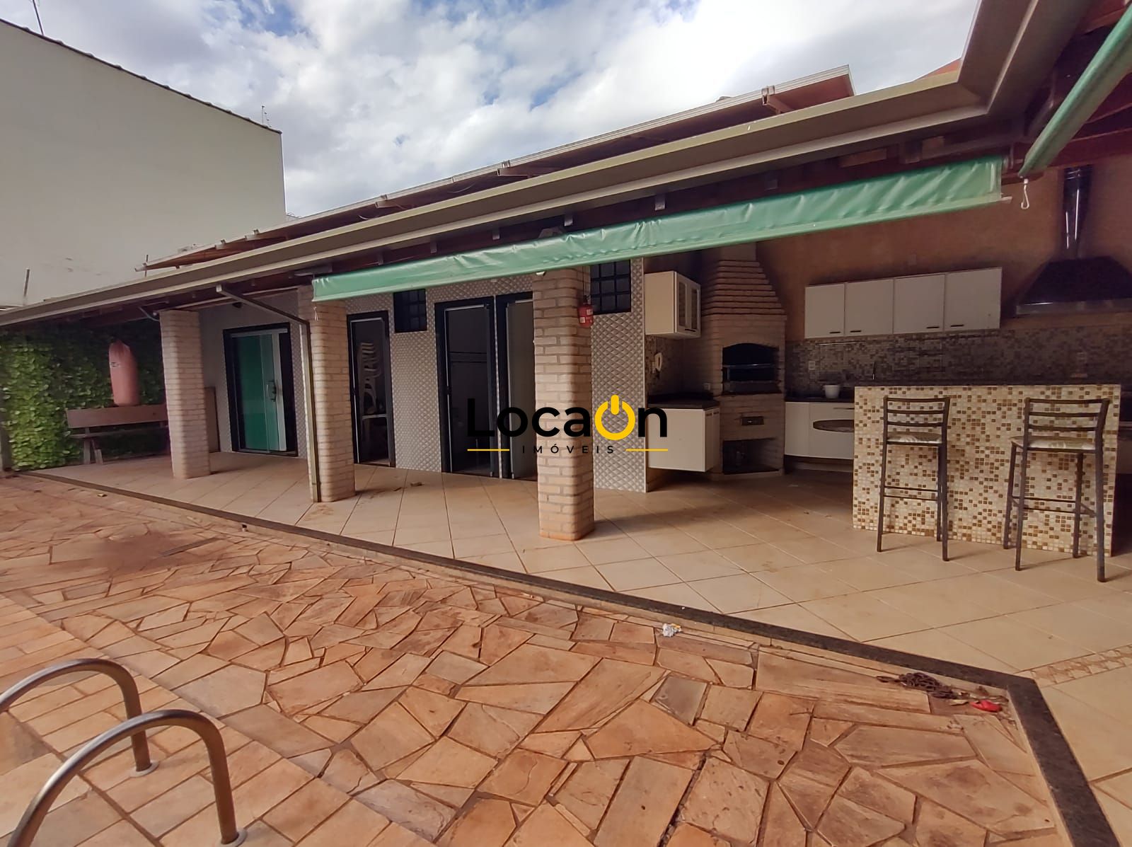 ALUGA - Casa Comercial ou Residencial Mobiliada na Ribeirânia com 8 salas e Rece