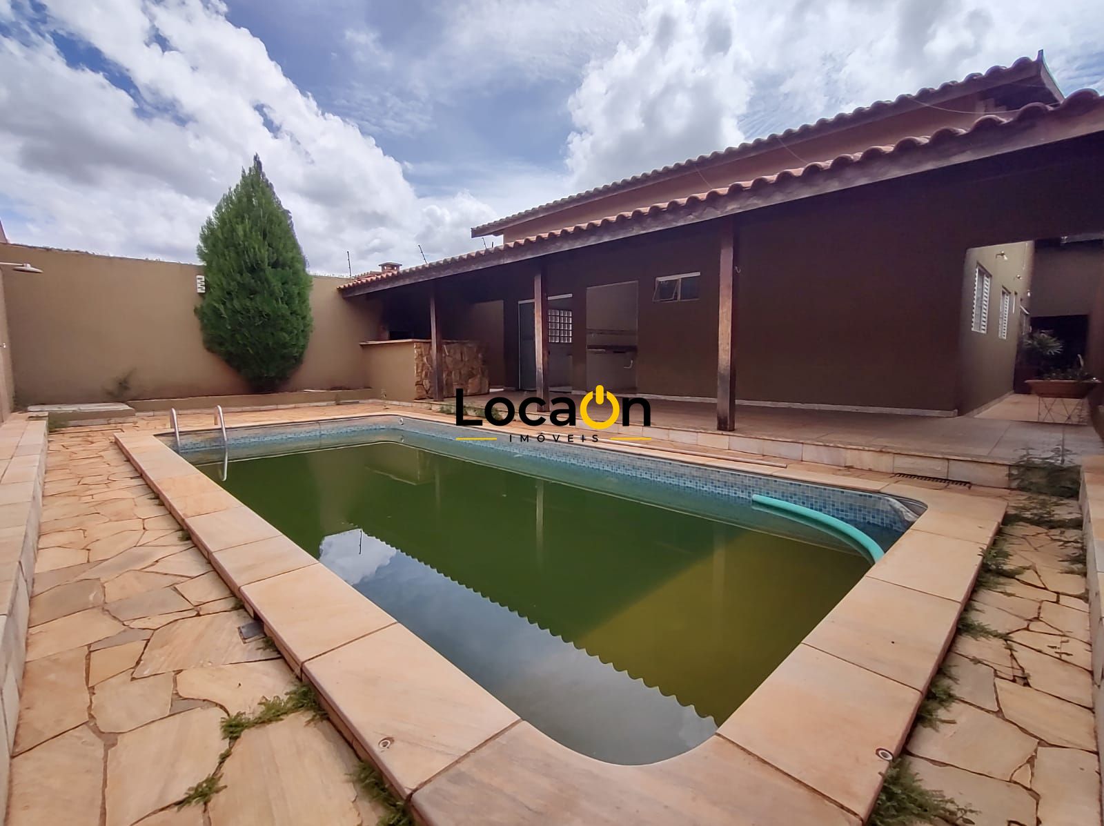 VENDE Casa 3 Dormitórios com Piscina em Ribeirão Preto