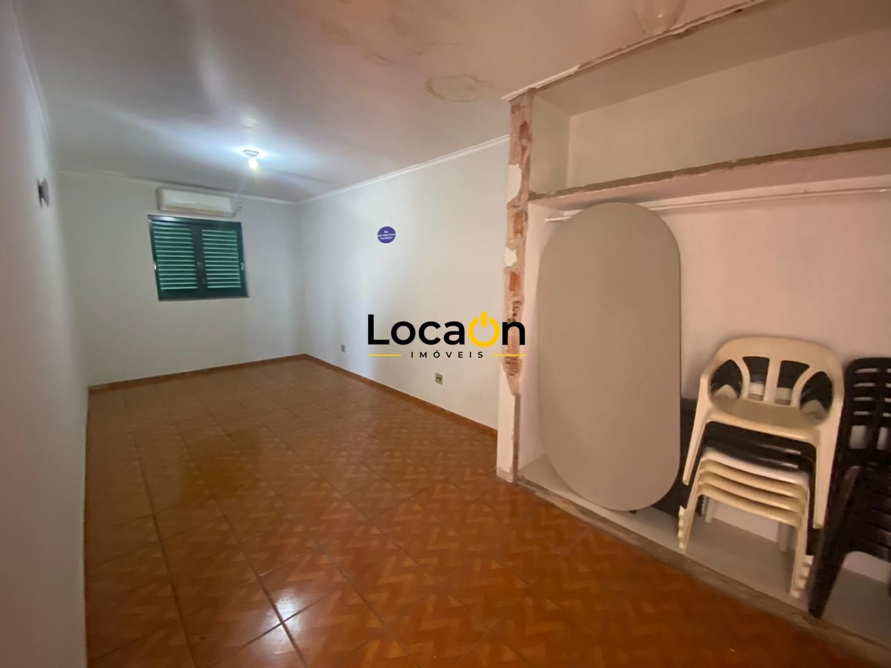 ALUGA- Casa 4 dormitórios sendo 2 suítes , 2 vagas ótima localização