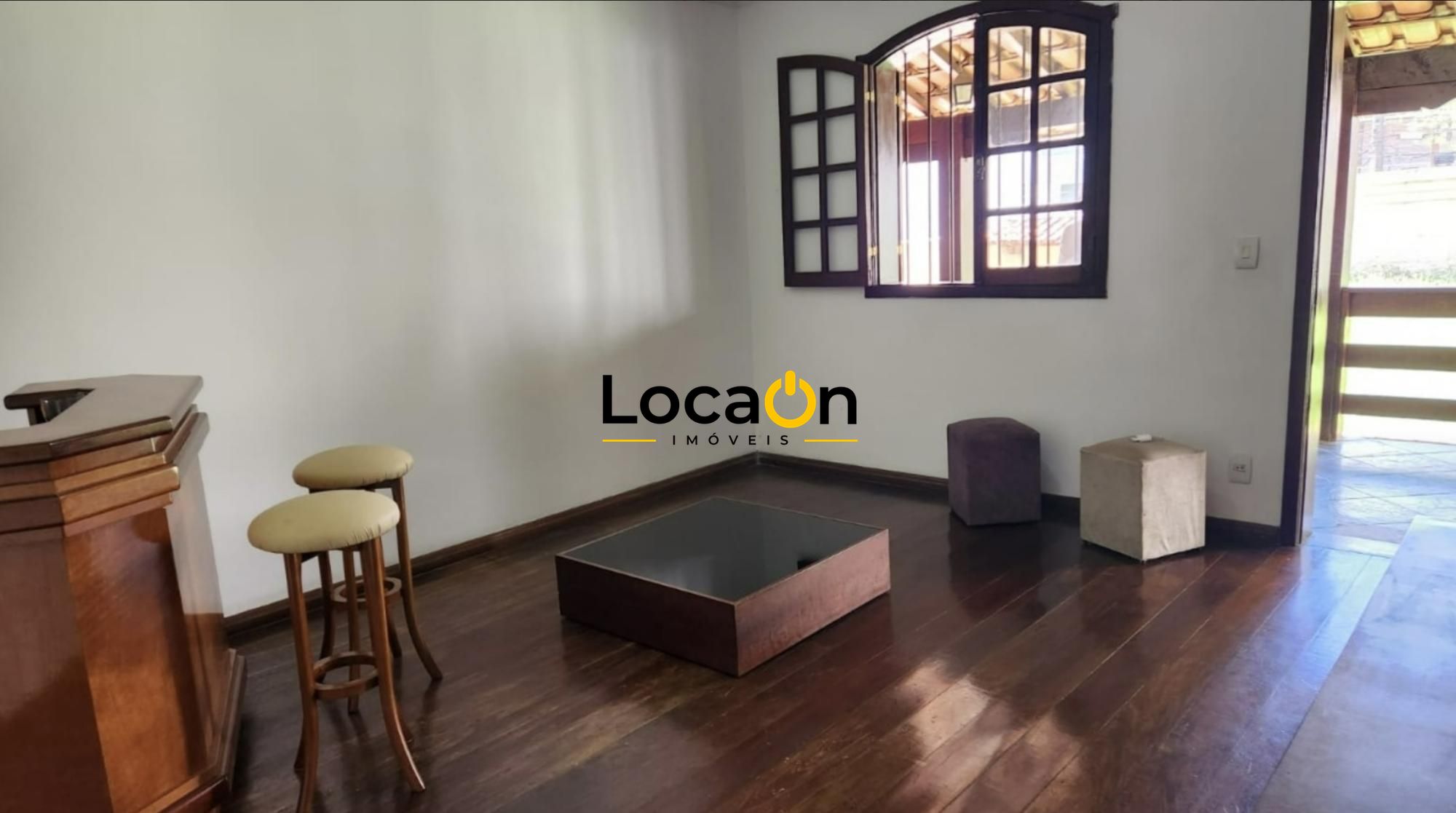ALUGA-SE casa comercial com 3 quartos no bairro Castelo em Belo Horizonte