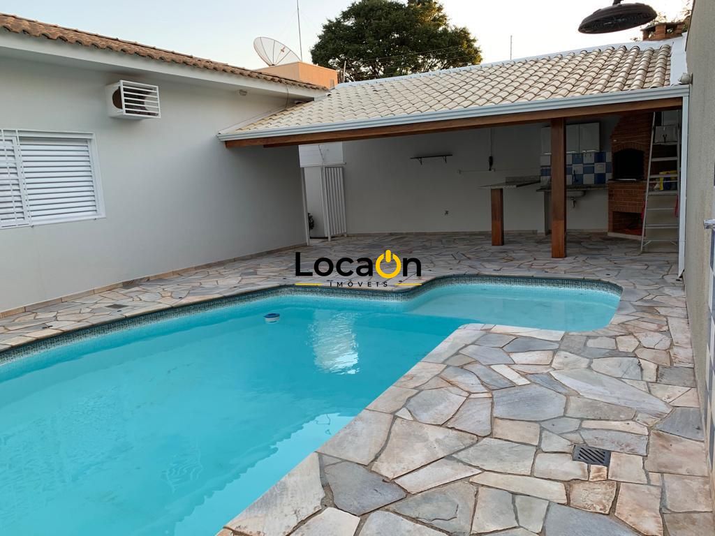 VENDE - Casa na Ribeirânia com 4 Dormitórios e Piscina