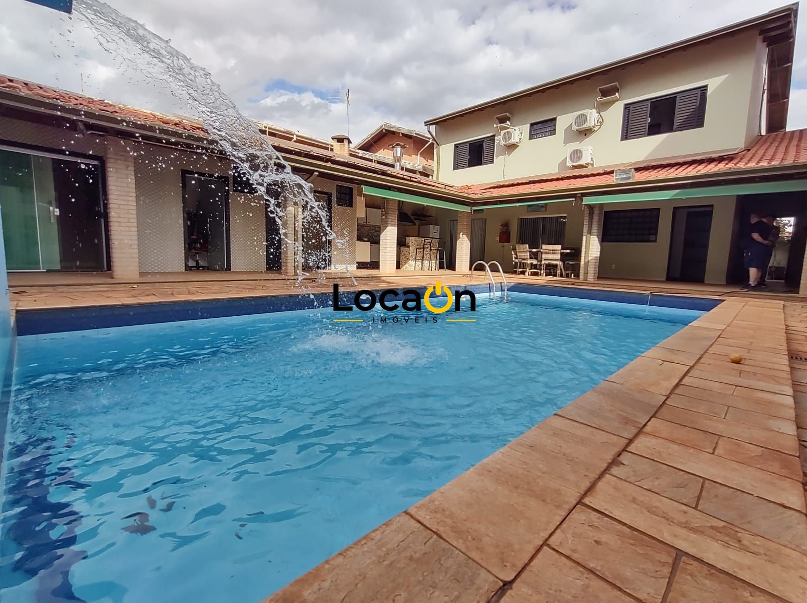 ALUGA - Casa Comercial ou Residencial Mobiliada na Ribeirânia com 8 salas e Rece