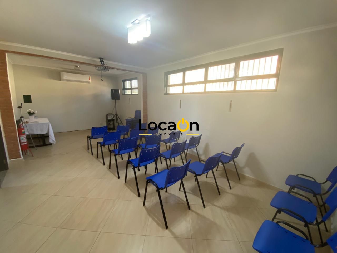 ALUGA- Casa 4 dormitórios sendo 2 suítes , 2 vagas ótima localização