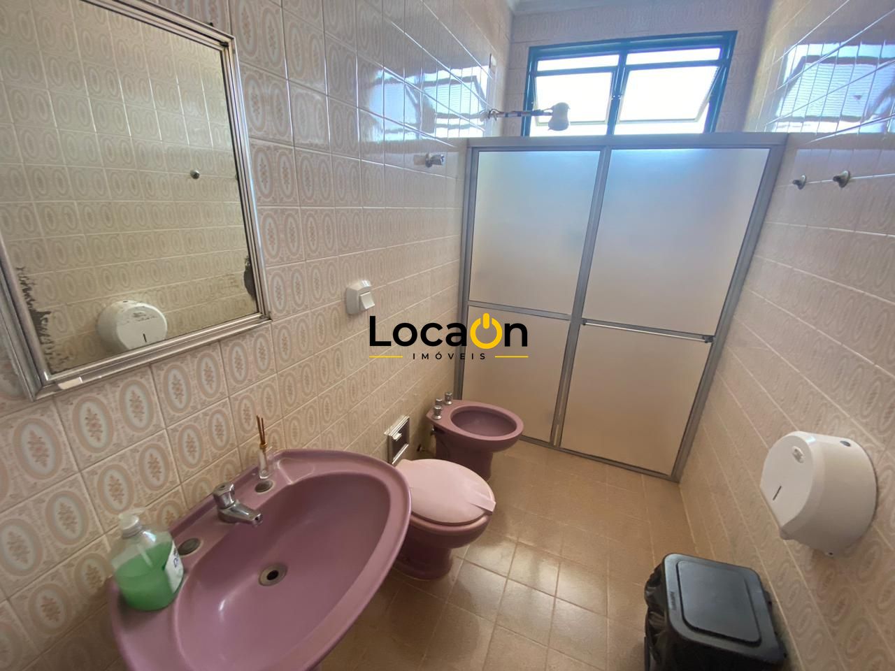 ALUGA- Casa 4 dormitórios sendo 2 suítes , 2 vagas ótima localização