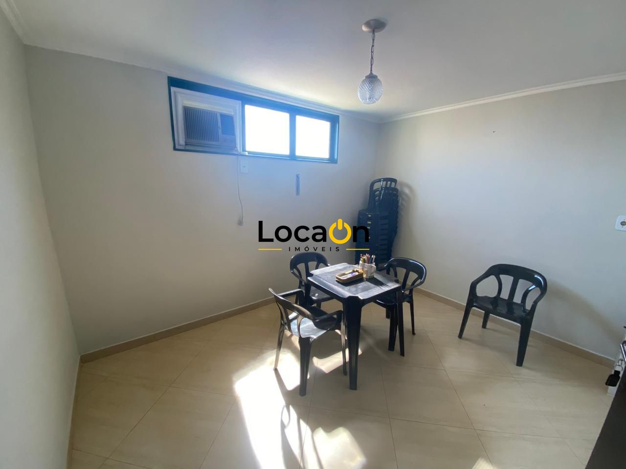 ALUGA- Casa 4 dormitórios sendo 2 suítes , 2 vagas ótima localização