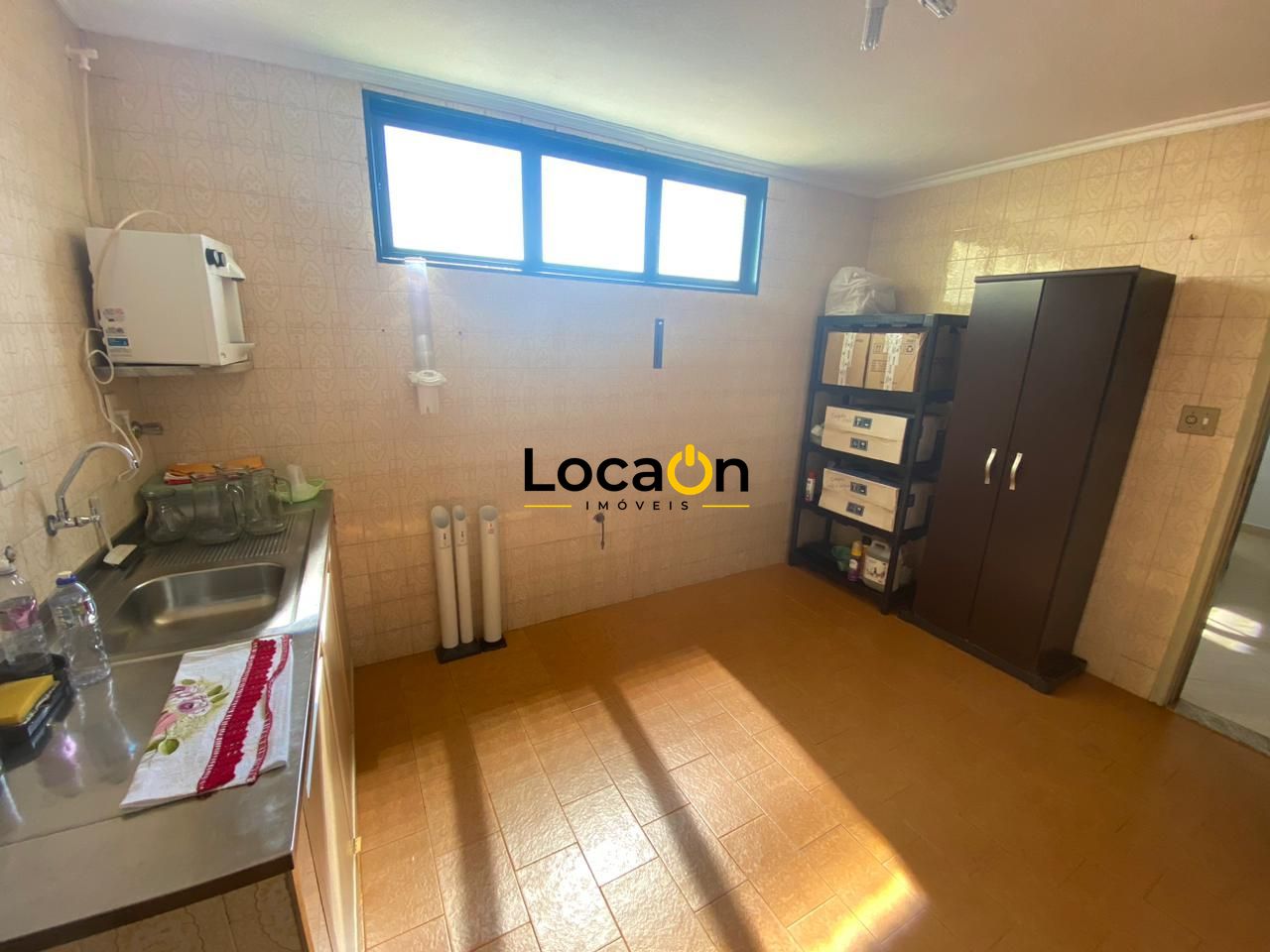 ALUGA- Casa 4 dormitórios sendo 2 suítes , 2 vagas ótima localização