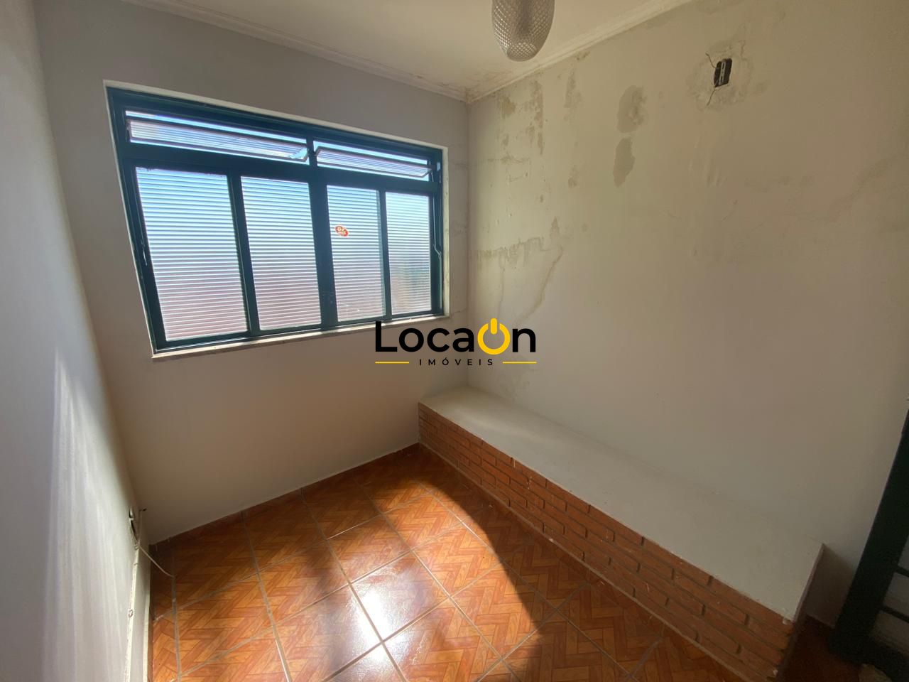 ALUGA- Casa 4 dormitórios sendo 2 suítes , 2 vagas ótima localização