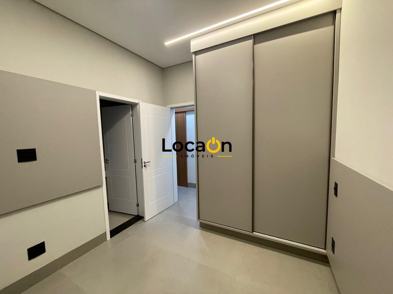 VENDE - Casa em condomínio - 3 suites com closet 4 garagens - Jardim Valência/RP