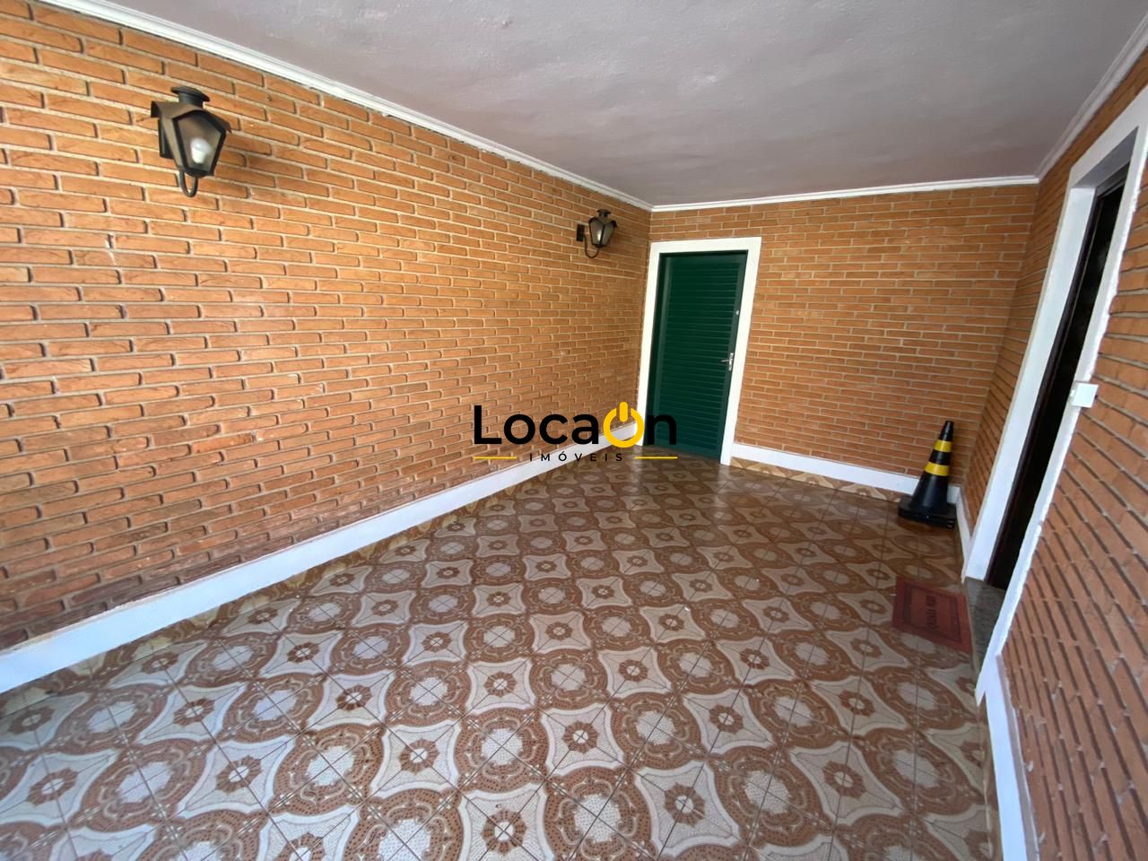 ALUGA- Casa 4 dormitórios sendo 2 suítes , 2 vagas ótima localização
