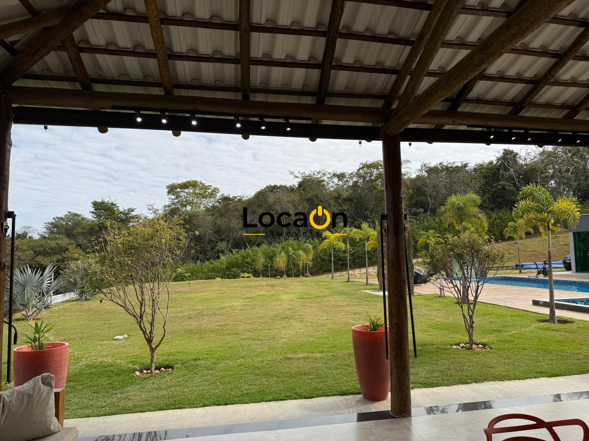 VENDE - Sitio em Esmeraldas-MG com Casa de luxo.