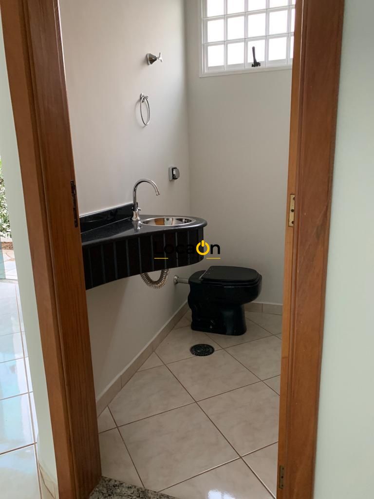 VENDE - Casa na Ribeirânia com 4 Dormitórios e Piscina