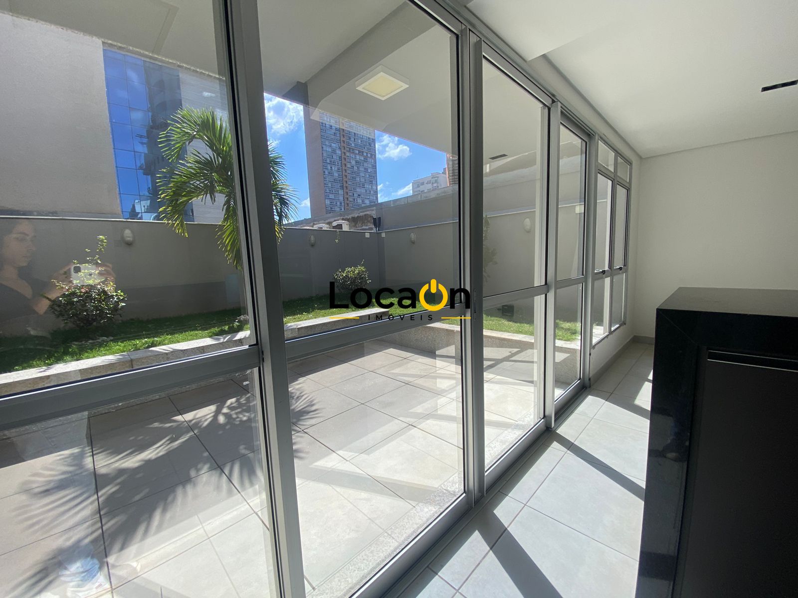 VENDE apartamento com 1 quarto no bairro de Lourdes em Belo Horizonte.