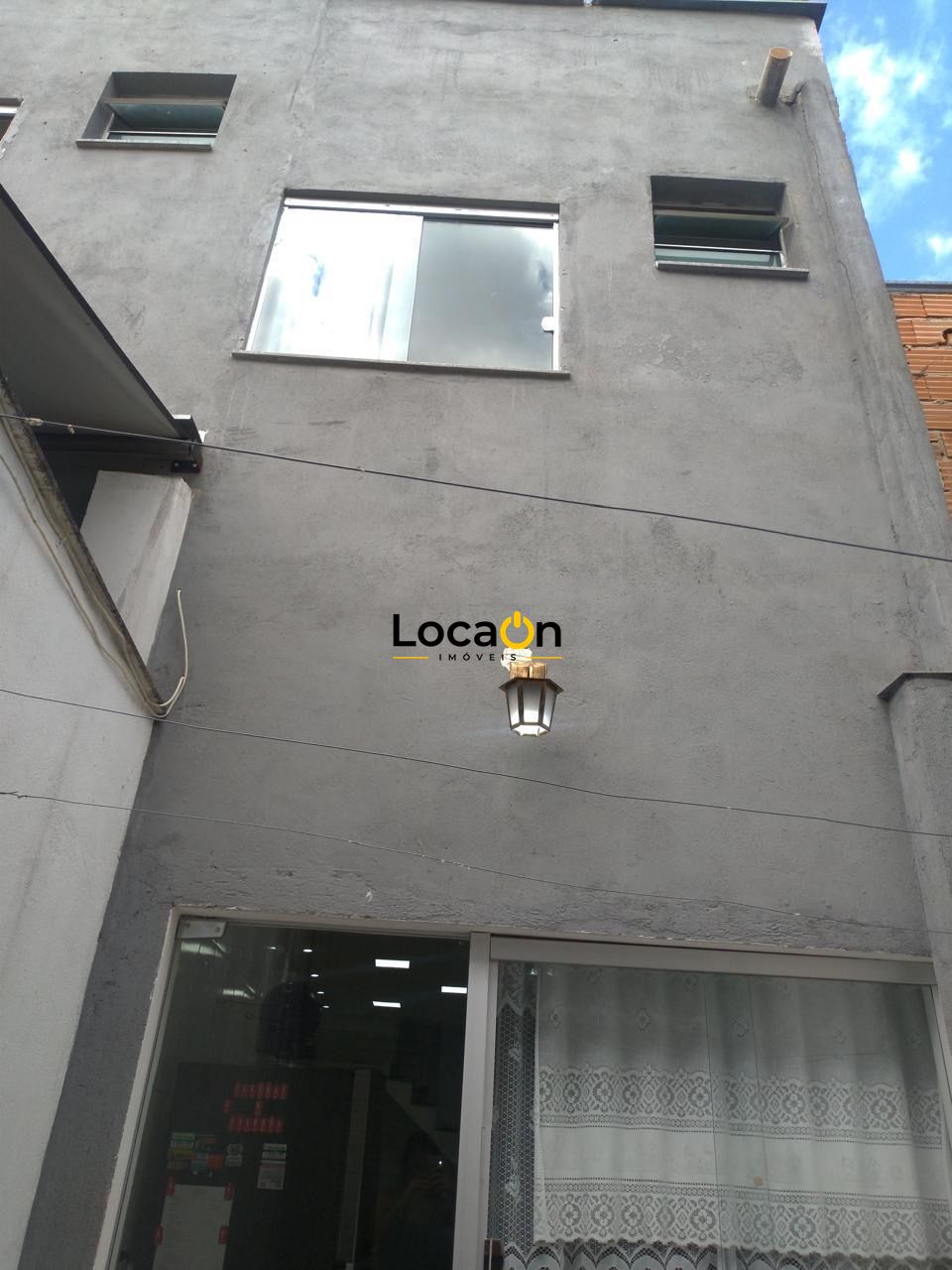 VENDE-SE casa duplex com 3 quartos no bairro Mantiqueira em Belo Horizonte.