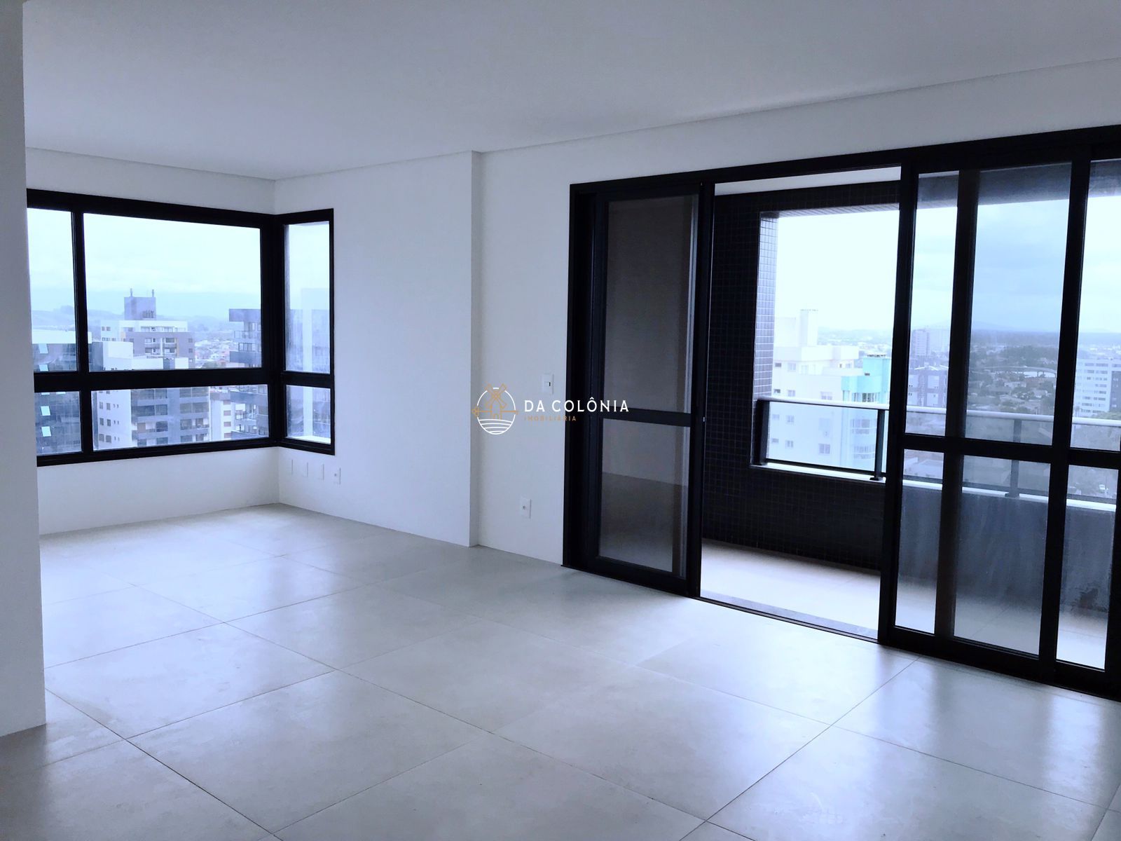 Apartamento à venda com 3 quartos, 106m² - Foto 2