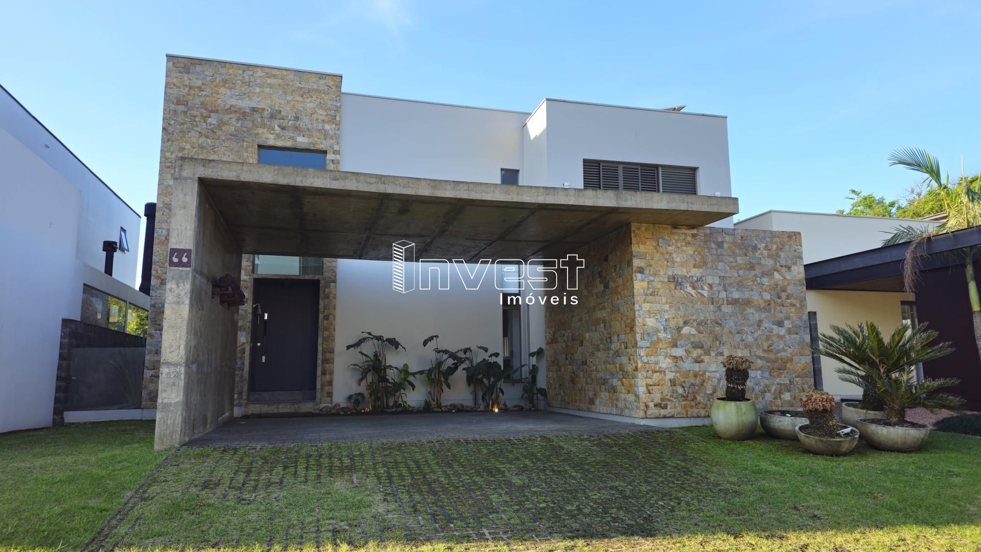 Casa à venda com 3 quartos, 242m² - Foto 1