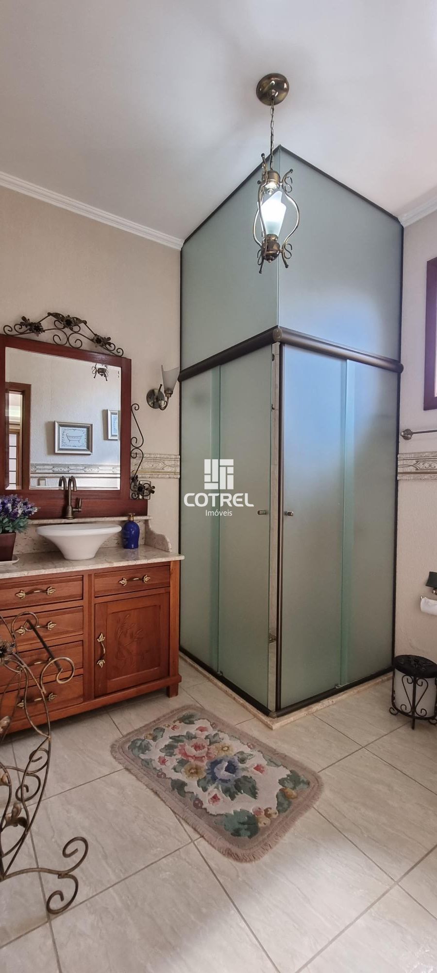 Linda casa com 4 dormitórios, sendo 3 suítes e 2 vagas de garagem na Avenida Lib