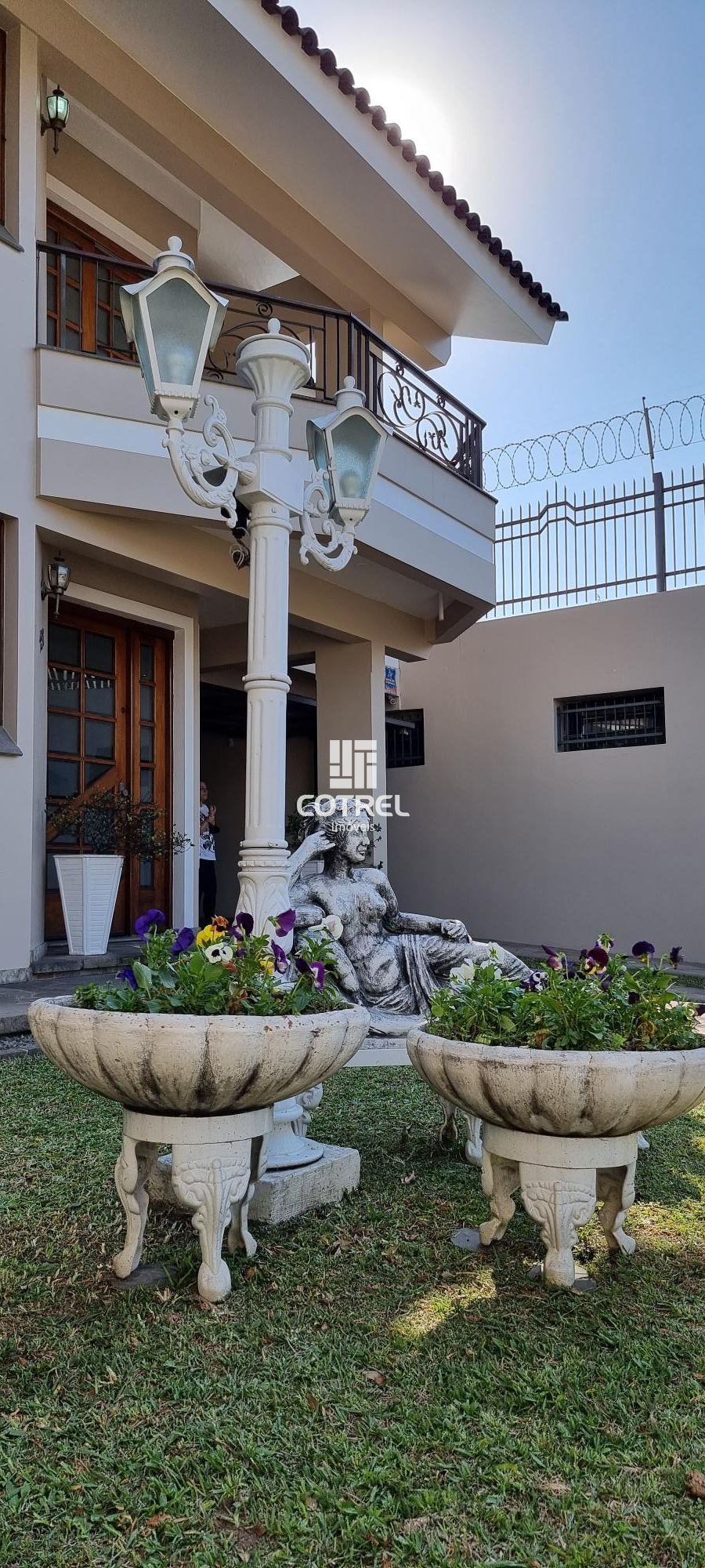 Linda casa com 4 dormitórios, sendo 3 suítes e 2 vagas de garagem na Avenida Lib