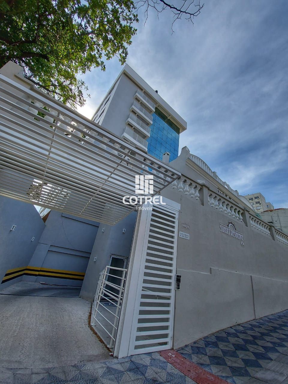 Apartamento central 2 dormitórios sendo 1 suíte e 1 vaga de garagem localizado n