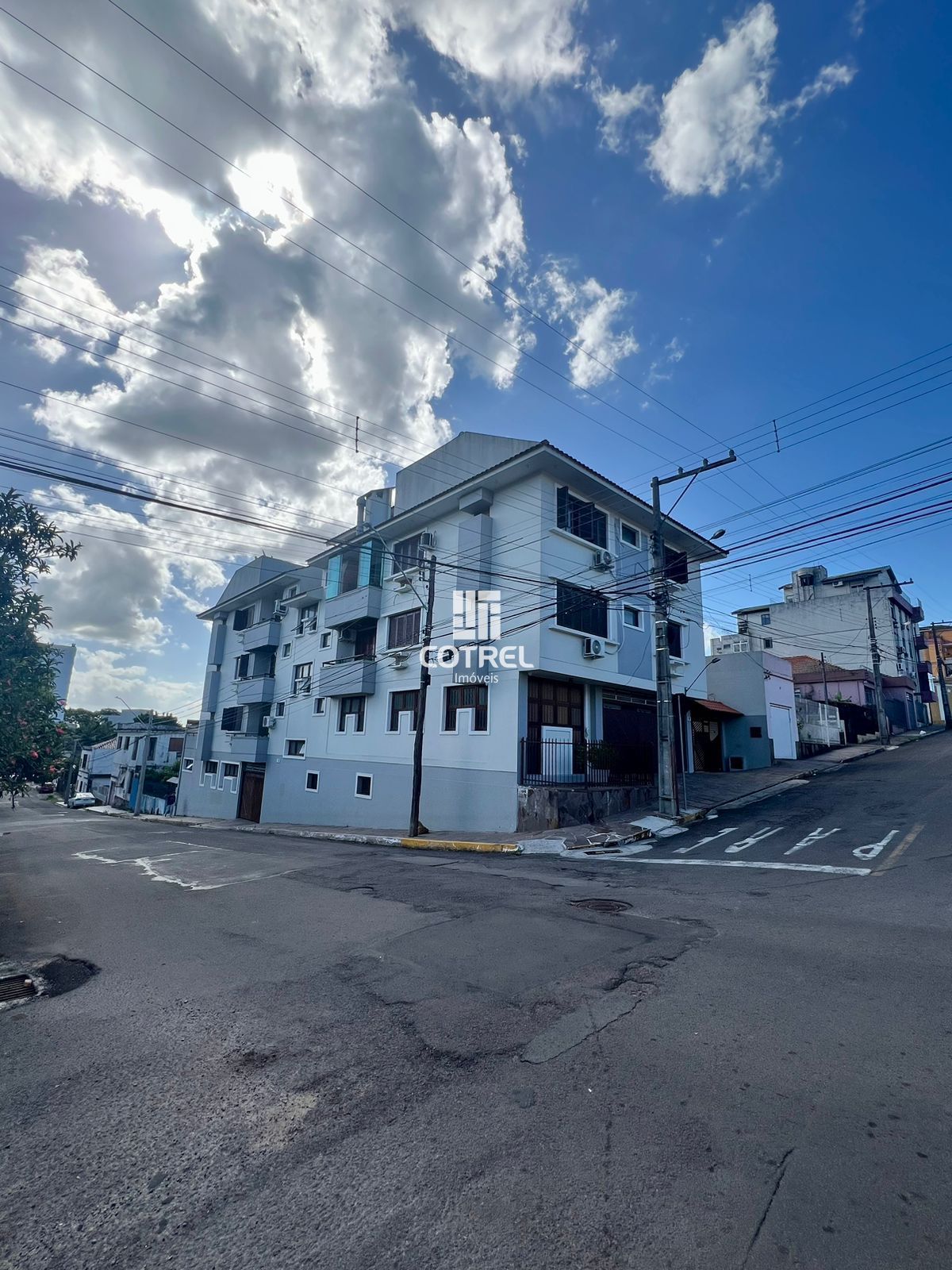 Apartamento com 3 dormitórios, suíte e 2 vagas de Garagem a poucos metros do cen