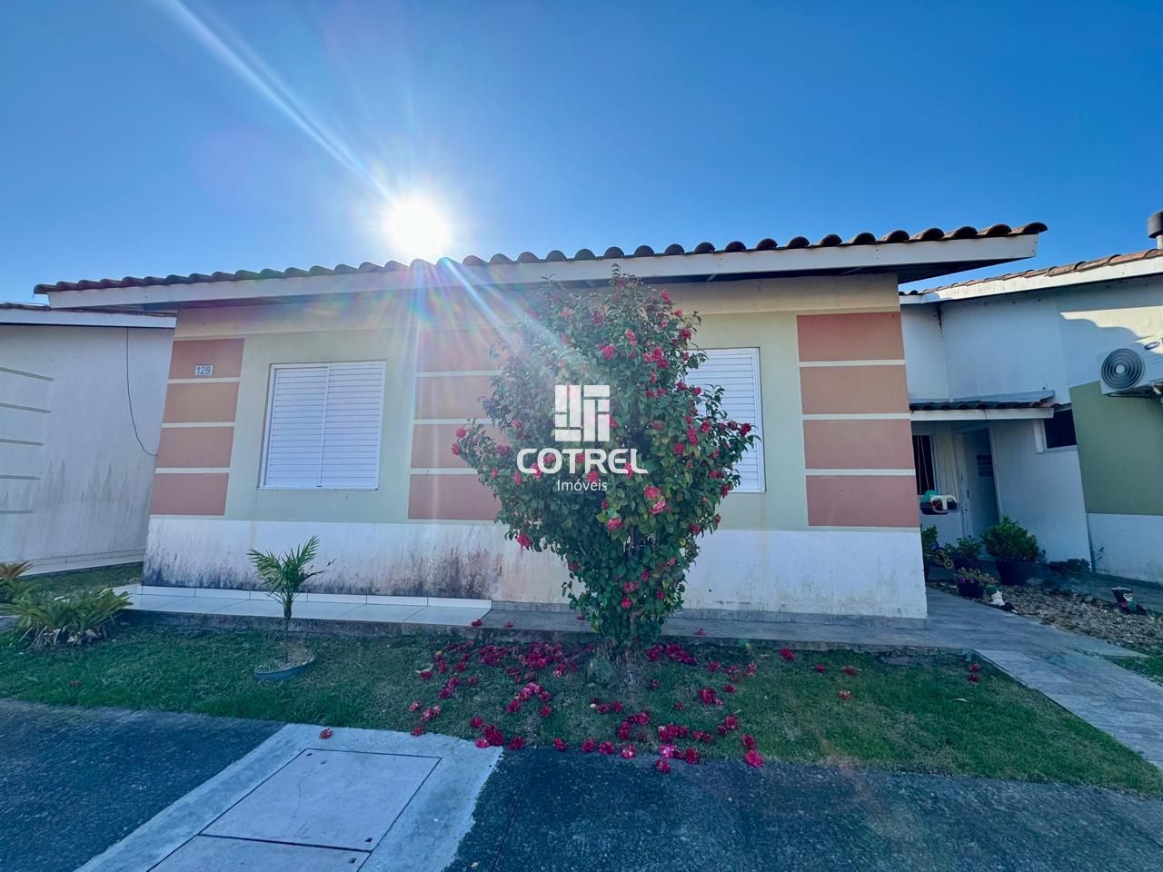 Condomínio Moradas Clube Casa de 2 dormitórios sendo 1 suíte e garagem coberta