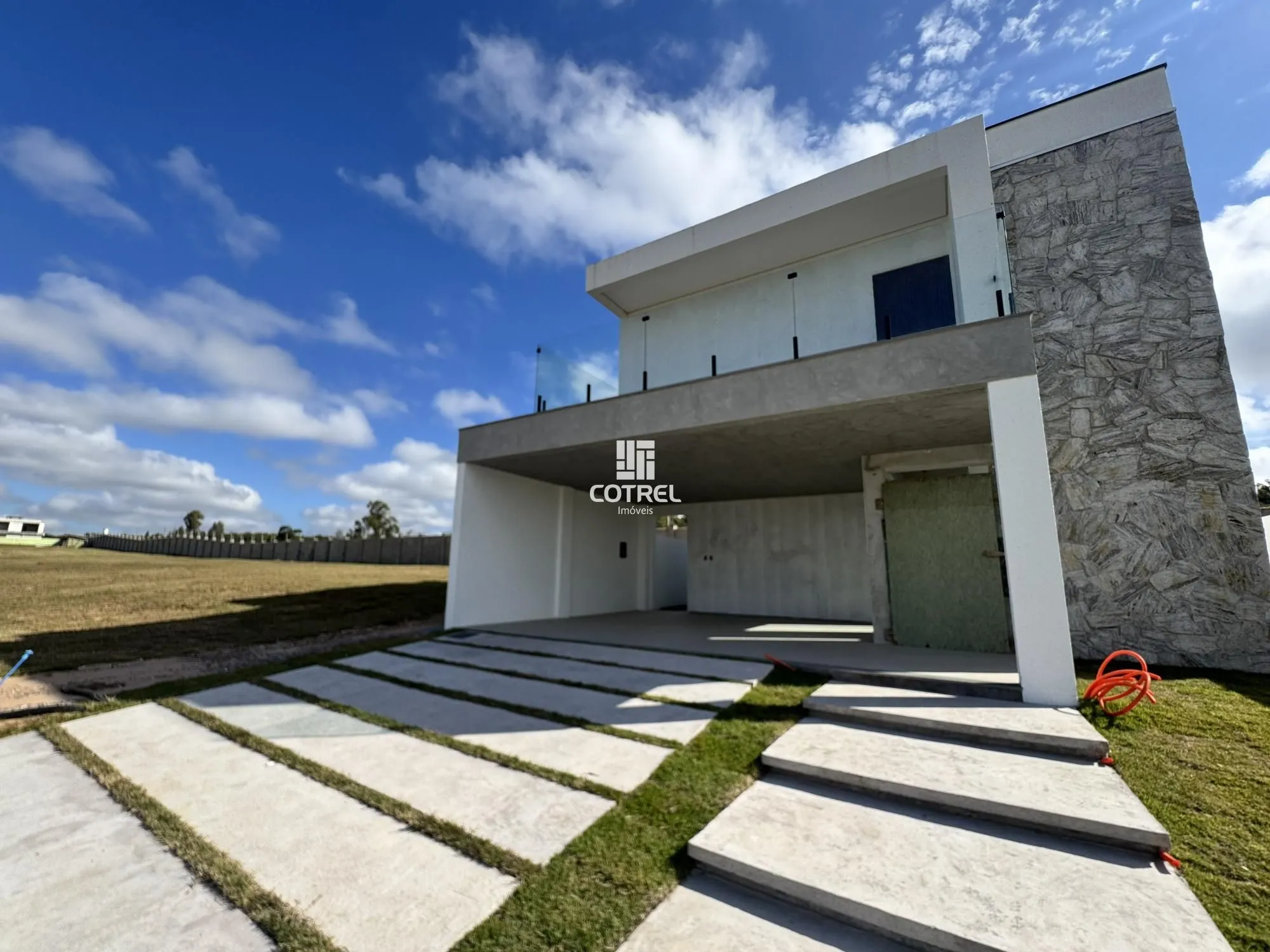Casa á Venda com 03 dormitórios, 03 banheiros sendo todos suítes, 01 banheiro so