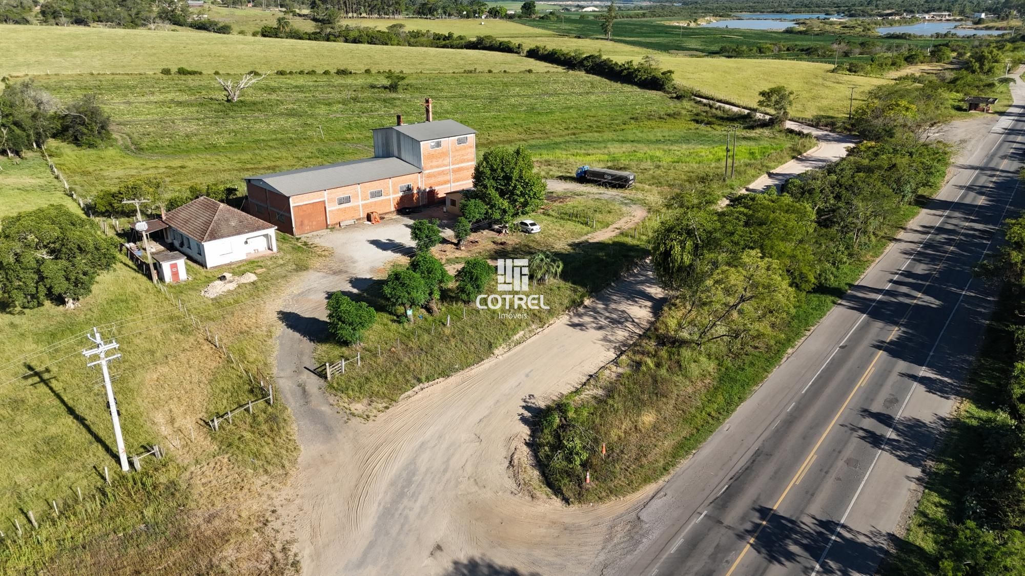 Terreno comercial com casa e pavilhão na BR-392 em Santa Maria/RS