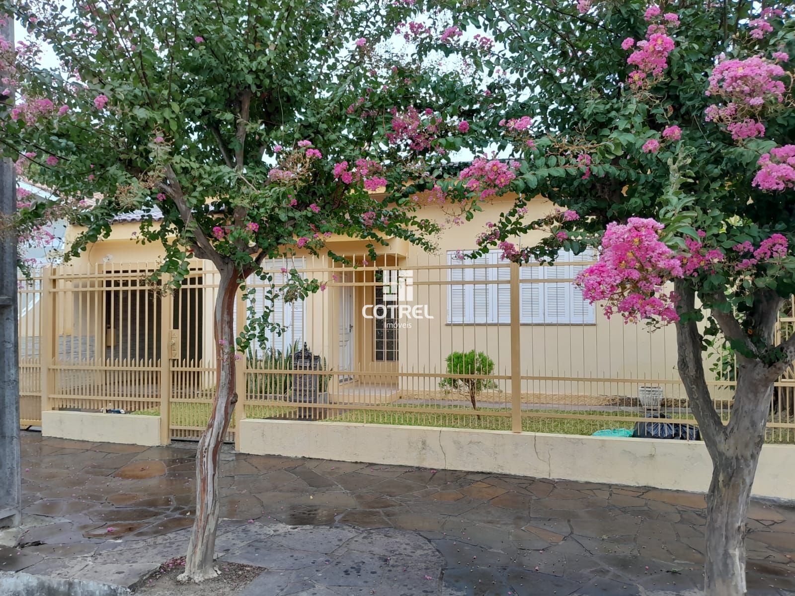 Casa Residencial à Venda 2 dormitórios sendo 1 suíte no bairro Noal em Santa Mar