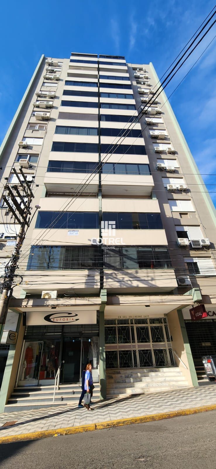 Apartamento com 2 dormitórios, sala, 2 banheiros, 1 vaga de garagem situado na R