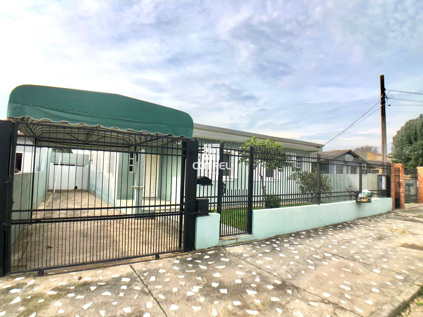 Casa com 4 dormitórios, suíte e garagem no Bairro Camobi