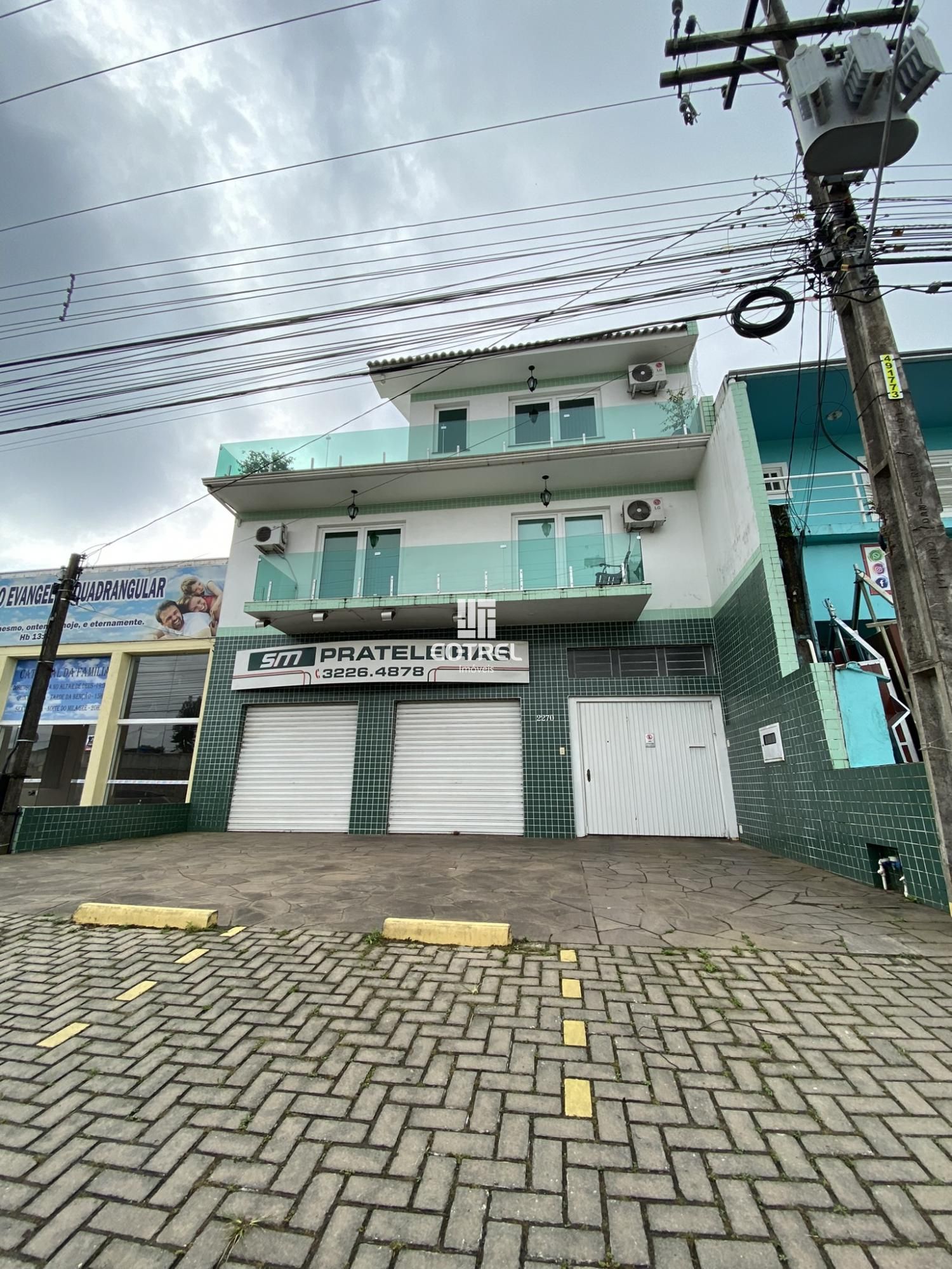 Predio comercial com apartamento de 3 dormitórios sendo 1 suíte e duas vagas de