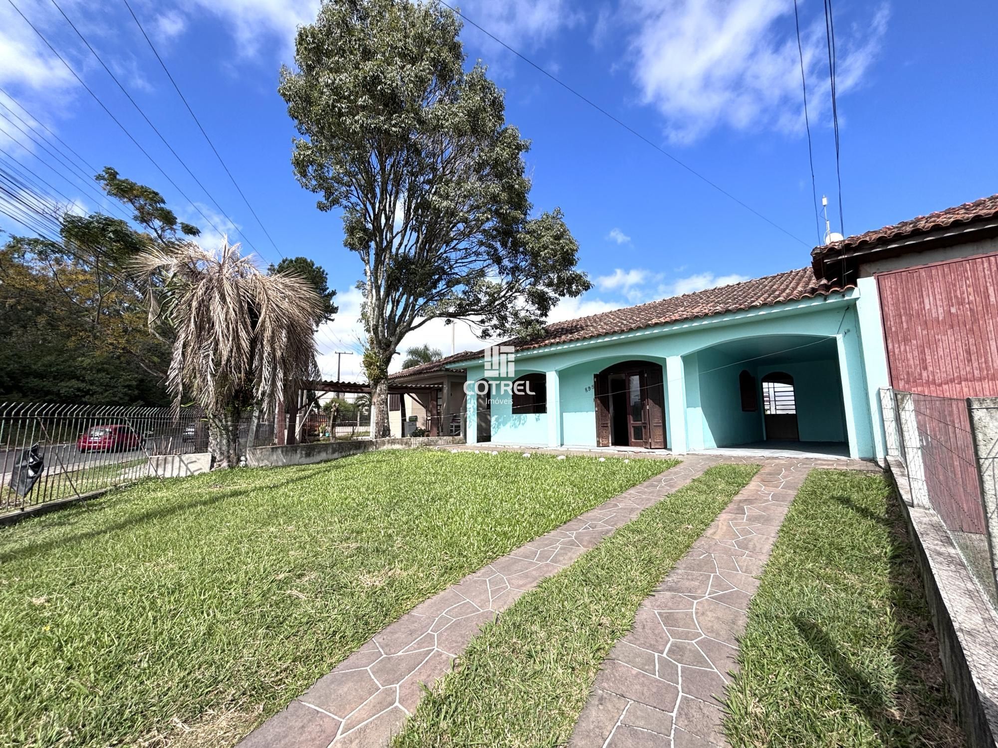 Casa 3 dormitórios,  e 1 vaga de garagem.