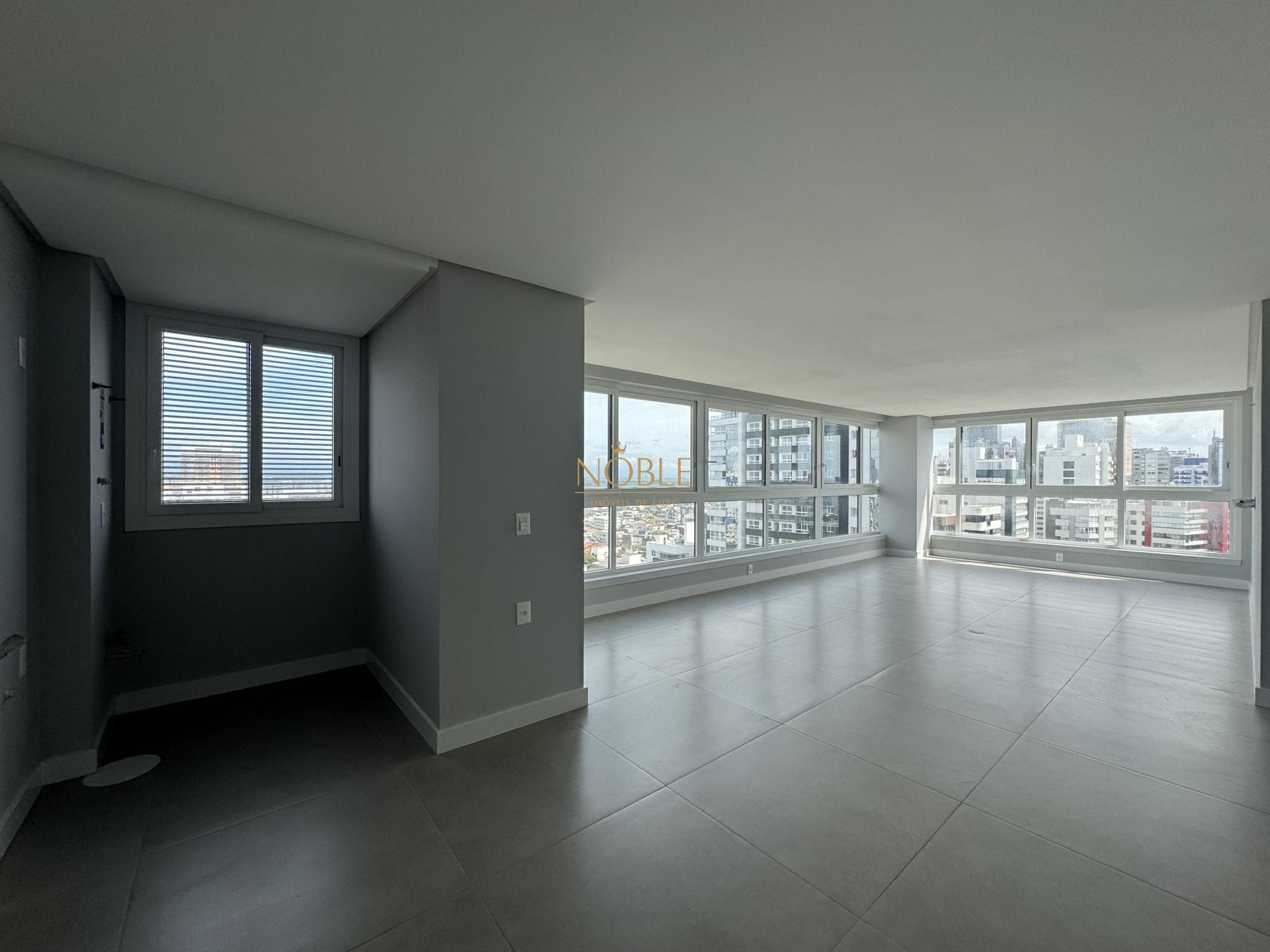 Apartamento com 108m², 3 dormitórios, 1 suíte, 2 vagas no Maui Residencial em Torres para Comprar