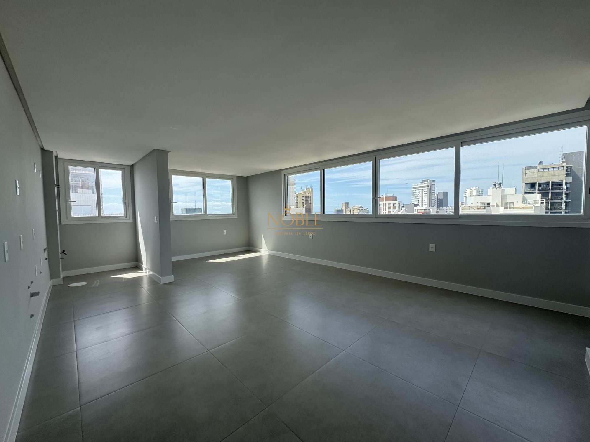 Apartamento com 77m², 2 dormitórios, 1 suíte, 1 vaga no Maui Residencial em Torres para Comprar